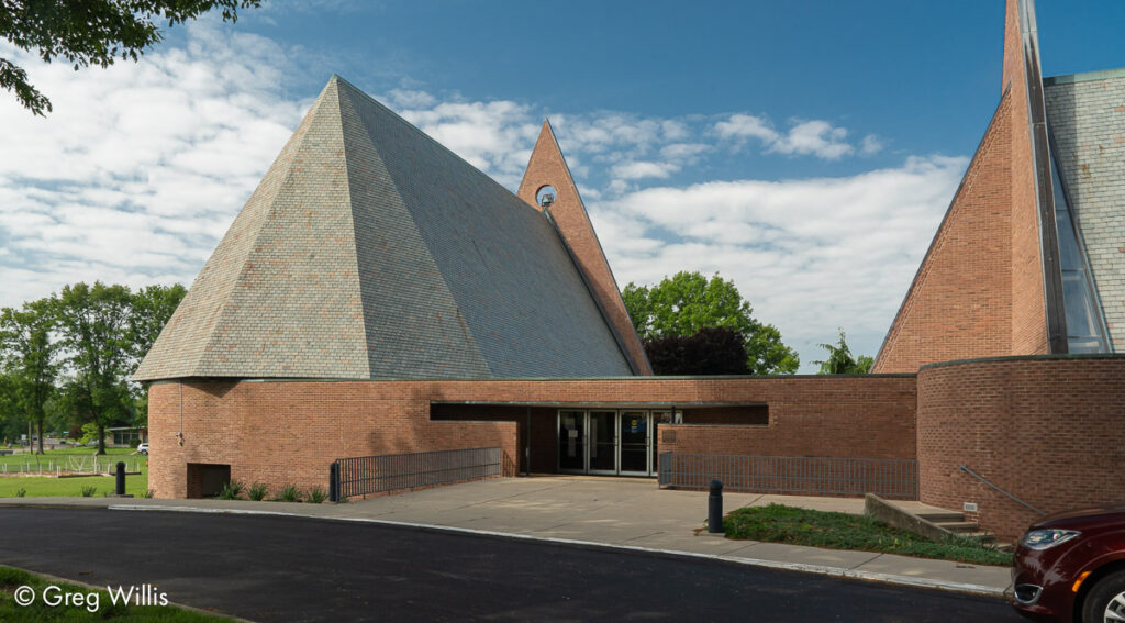 Entry between the sanctuary (L) and the narthex and chapel (R)